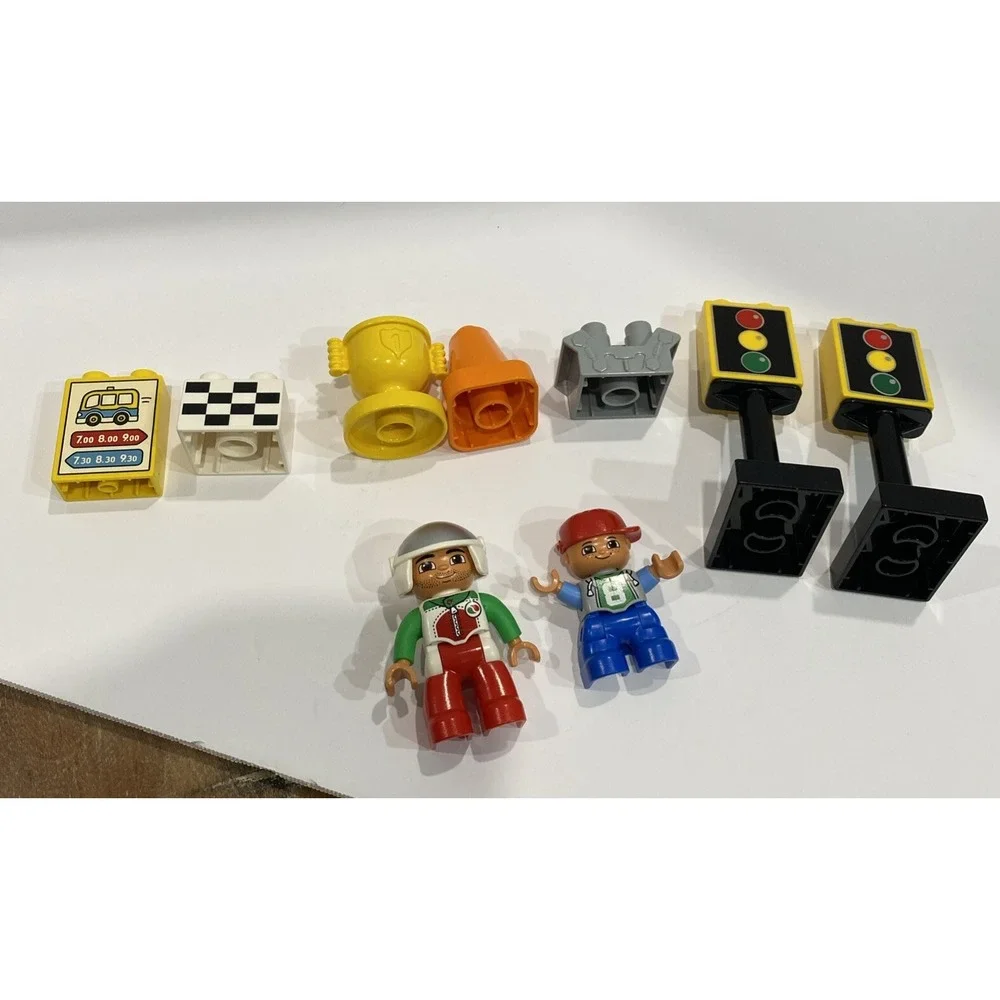 Lego DuPro's town "Race car" 10589 Racer Mechanic Trophy Engine Stoplights More - Picture 6 of 7